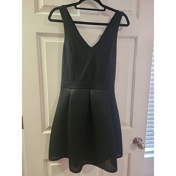 NWT Express Black Mini Dress CrossBack Mesh Textured Pleated Cocktail Size 10 - Picture 1 of 8